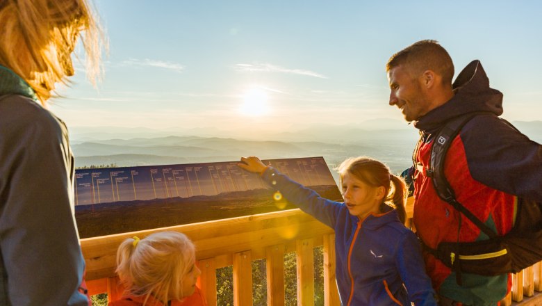 Familie am Aussichtsturm Lanzenkirchen, © Wiener Alpen, Martin Fülöp