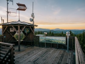 A Hutwisch kil&aacute;t&oacute; platformja, kil&aacute;t&aacute;ssal a horizontra, &copy; Wiener Alpen