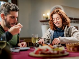 Pausemachen beim Heurigen, © Wiener Alpen in Niederösterreich - Bad Erlach