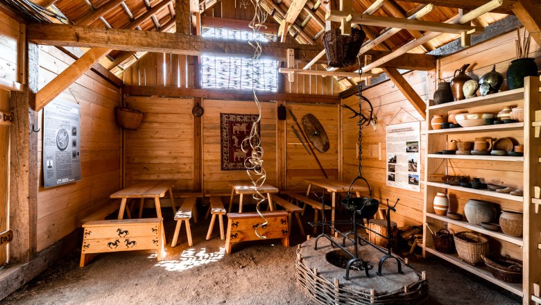 Blick in das Innere eines keltischen Hauses, ausgestattet mit Werkzeug und Alltagsgegenständen