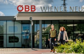 Öffentliche Anreise beim Hauptbahnhof Wiener Neustadt, © Wiener Alpen/Fülöp, Kremsl