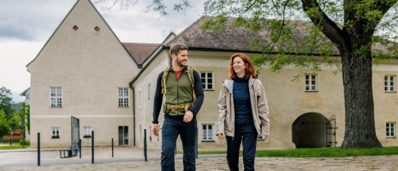 Vor dem Schloss Katzelsdorf, © Wiener Alpen in Niederösterreich - Bad Erlach