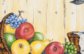 Aquarellbild von Obst in einem geflochtenen Korb vor einer Holzwand.