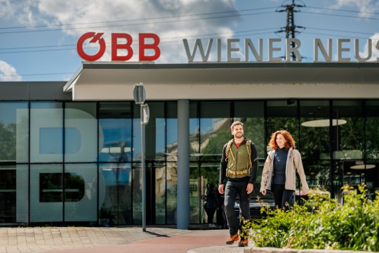 Öffentliche Anreise beim Hauptbahnhof Wiener Neustadt, © Wiener Alpen/Fülöp, Kremsl