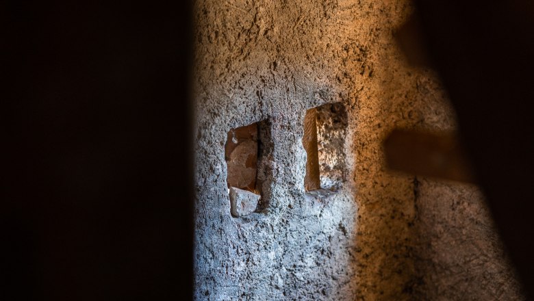 Nahaufnahme von Schießscharten in einer Steinmauer der Wehrkirche Edlitz.