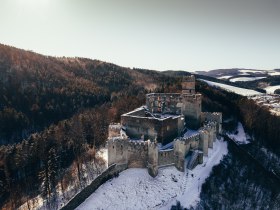 A Kirchschlag-kast&eacute;ly t&eacute;li romjainak l&eacute;gifelv&eacute;tele, h&oacute;f&ouml;dte erdőkkel k&ouml;r&uuml;lv&eacute;ve.