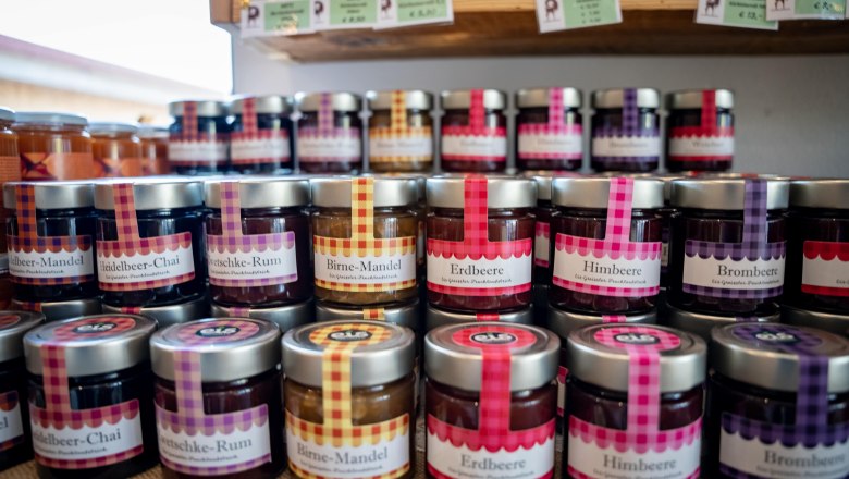 Regal mit verschiedenen Marmeladengl&auml;sern in einem Hofladen.